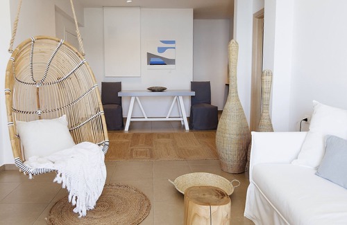 Agios Nikolaos Apartment | The White Splash. A seaside, ground floor, boho apartment with stunning views