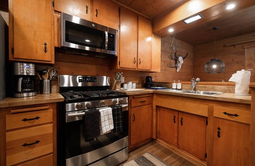 Pine Cove Cabin | The Wile Cabin with Spa, Fireplace *Pet Friendly