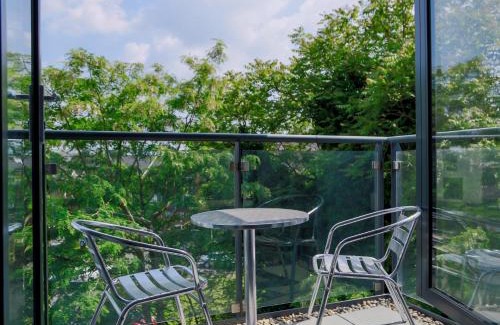Woking Apartment | The Willow Suite