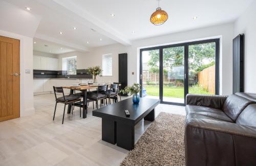 Wilmslow House | The Wilmslow House Free Parking - Close to Airport
