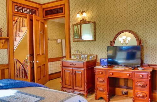 Pella Bed & Breakfast | The Windmill Suite at Pella Mansion