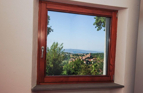 Arcidosso House | The window on the castle
