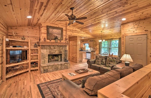 Helen Cabin | ‘The Wishing Well’ Cabin w/Pool Table & Firepit!