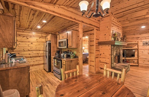 Helen Cabin | ‘The Wishing Well’ Cabin w/Pool Table & Firepit!