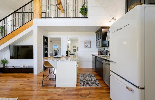 Golden House | The Wishing Well! Perfect couples getaway! Newly built cabin with pool!