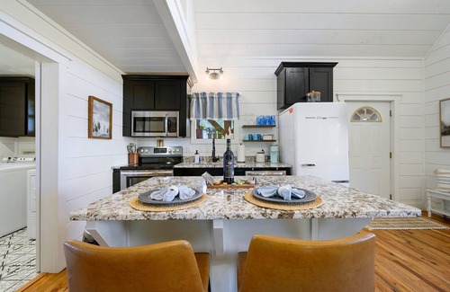 Golden House | The Wishing Well! Perfect couples getaway! Newly built cabin with pool!