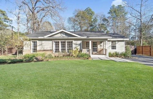 Conroe House | The Woodlands Poolside Retreat w/PRIVATE POOL & BACKYARD PLAYSET