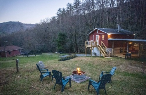 Sylva Apartment | The Woodlen: Mountain Studio with Hot Tub, Views, Fire Pit, & Ping Pong Table