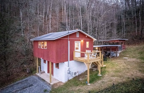 Sylva Apartment | The Woodlen: Mountain Studio with Hot Tub, Views, Fire Pit, & Ping Pong Table