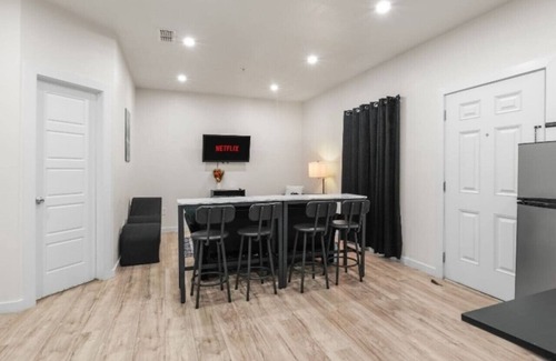 Bonanza Apartment | The WorkNest | Stylish Stay w/Desk & Fast Wi-Fi