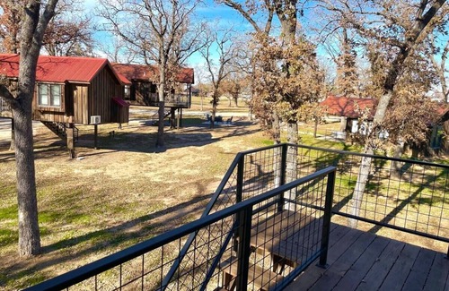Elm Mott RV Rental | The Wren Treehouse (15 MIN to Magnolia & Baylor)