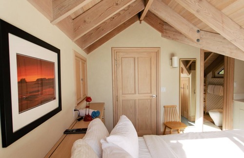 Tofino House | The Yacht House, Tofino B.C.