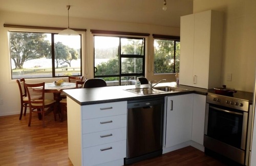 Tawharanui House | The Yellow Bach on Campbells Beach; kayaks wifi sky sport Netflix sleeps 4