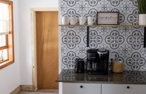 Laurium House | The Yellow Door Place! Convenient & Sleeps 6!