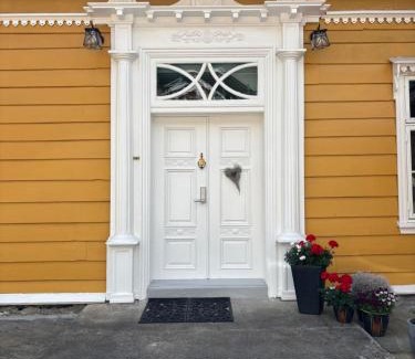 Sogndal House | The Yellow Lodge Den Gule Villaen