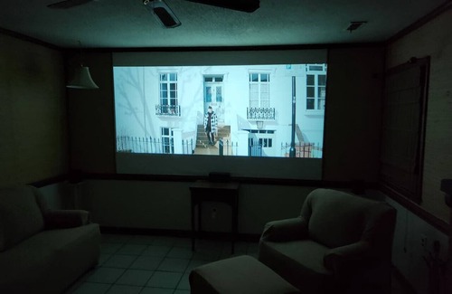 Jamestown House | Theater, heated pool/hot tub near HPU/Market