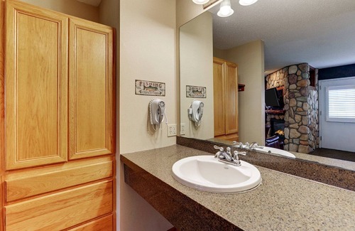 Peoria Hotel | Theme Suite w Kitchenette & Dry Bar! Stoney Creek Peoria | 2 Units