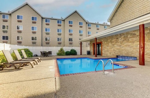 Johnston Hotel | Theme Suite w/Whirlpool in Stoney Creek Des Moines! Fireplace & Dry Bar