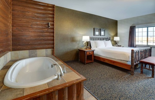 Sioux City Hotel | Theme Suite, Whirlpool, Stoney Creek, 1 King Bed, Fireplace, Pool!