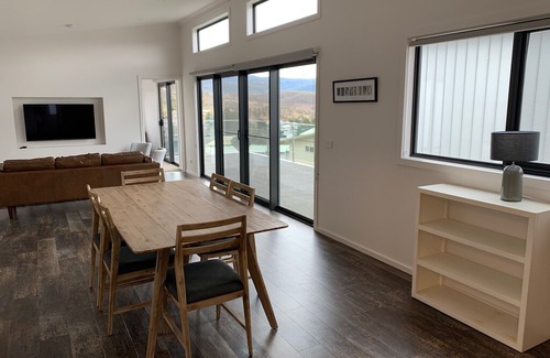Jindabyne House | TheNix10 - Premium pet friendly accommodation in the heart of Jindabyne