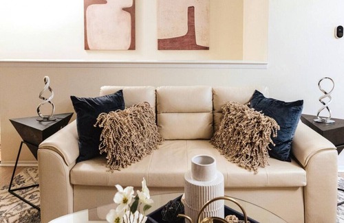 Southfield Condo | ThePlushNest/Luxe King Suite/Min from Detroit