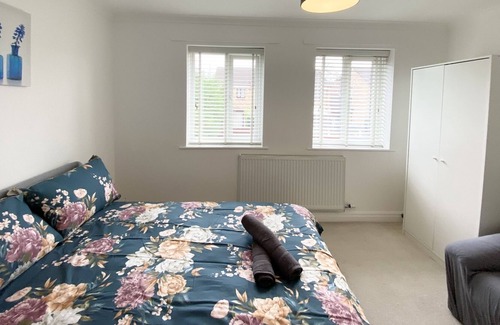 Walkden House | ThePropertyFocus - Modern Stylish Stay