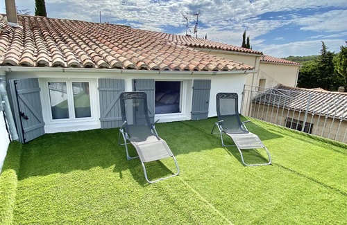 Martigues Apartment | There is the sun, the countryside and the sea.