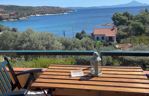Pirgadikia Condo | theyellowhouses apartments, directly run by the sea, sea view groesse Veranta