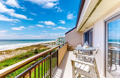 Pine Knoll Shores Condo | Third-Floor Condo in Direct Oceanfront Building w/Shared Pool, WiFi, & Balcony