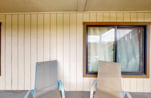 Historic District Condo | Third-Floor Mountain-View Condo at Gold Creek w/Free WiFi - Walk to Gondola
