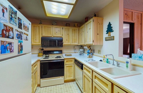 Purgatory Condo | Third-floor mountain-view condo within walking distance of slopes