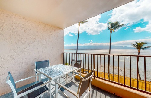 Maalaea Condo | Third floor oceanfront condo w/outdoor pool access, ocean view, and private W/D