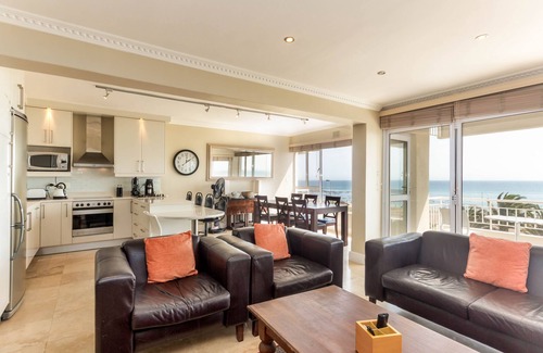 Mouille Point Apartment | Third floor sea facing 2 bedroom apartment with balcony