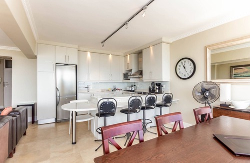 Mouille Point Apartment | Third floor sea facing 2 bedroom apartment with balcony