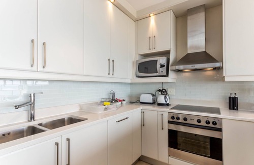 Mouille Point Apartment | Third floor sea facing 2 bedroom apartment with balcony