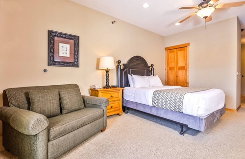 Three Lakes Condo | Third-floor studio with lake view, kitchenette, balcony, hot tubs, pool, & gym