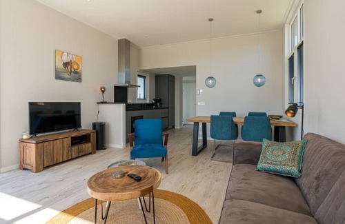 Burgh-Haamstede House | This 4-person chalet is ready to welcome you on the edge of the park. The chalet has a modern living