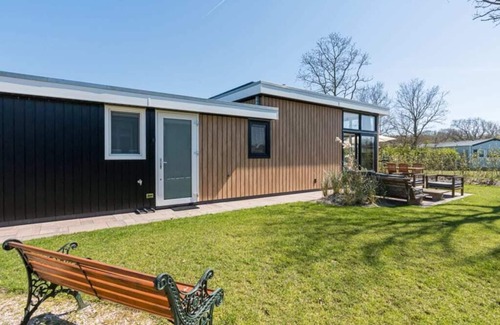 Burgh-Haamstede House | This 4-person chalet is ready to welcome you on the edge of the park. The chalet has a modern living