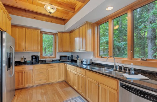 Townsend Cabin | This Amazing home has much to offer ,spacious rooms & and a hot-tub for relaxing