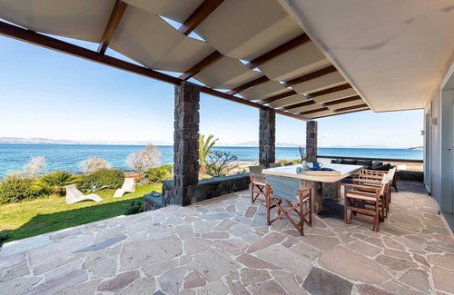 Kontos House | This amazing seafront villa is uniquely located in the northern coast of Aegina