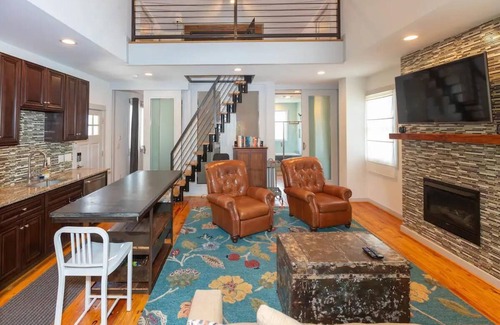 Lake Claire Apartment | This apartment is a 2 bedroom(s), 1 bathrooms, located in Atlanta, GA.