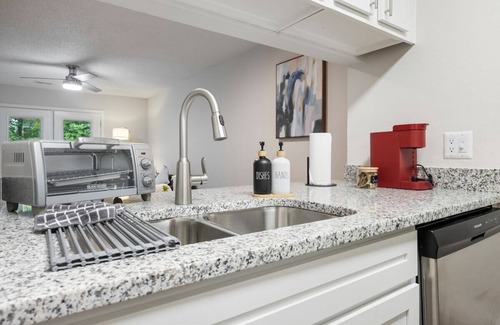 Carrboro Apartment | This apartment is a 2 bedroom(s), 2 bathrooms, located in Carrboro, NC.