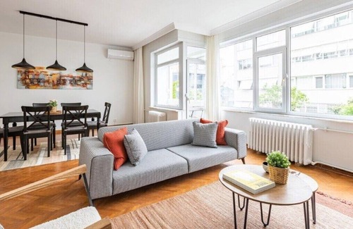 Besiktas Apartment | This apartment is a 3 bedroom(s), 1 bathrooms, located in Beşiktaş, İstanbul.