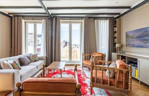 Taksim Apartment | This apartment is a 4 bedroom(s), 2.5 bathrooms, located in Beyoğlu, İstanbul.