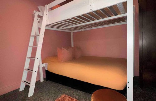 Manchester City Centre Apartment | This apartment is a 3 bedroom(s), 1.5 bathrooms, located in Manchester, England.
