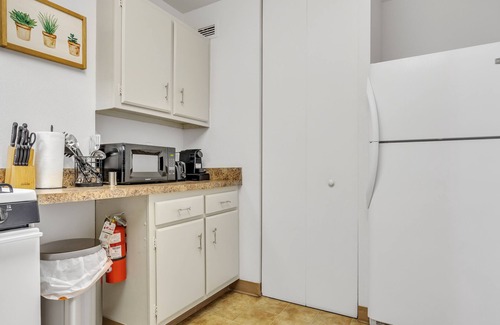 Downtown Harrisburg Apartment | This apartment is a 2 bedroom(s), 1 bathrooms, located in Harrisburg, PA.