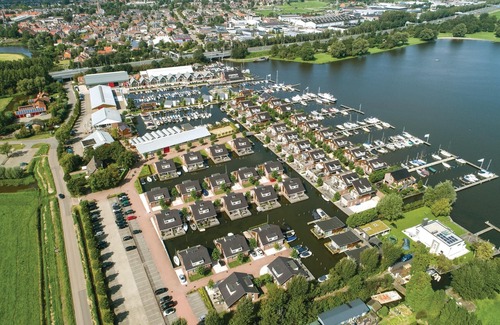 Municipality of Uitgeest House | This atmospherically furnished houseboat is located on the Uitgeestermeer.