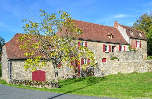 Mayrinhac-Lentour House | This beautiful stone farmhouse welcomes you in a small hamlet in the peaceful countryside.