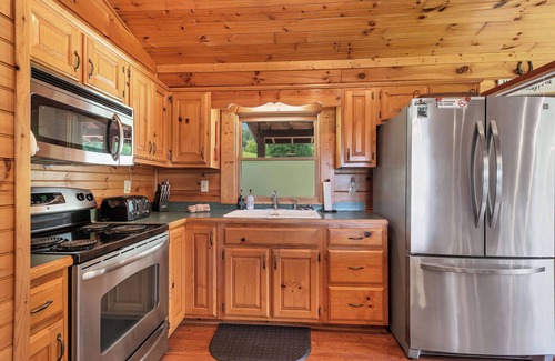 Townsend Cabin | This Beautiful Cabin with Mountain views is the Perfect getaway!