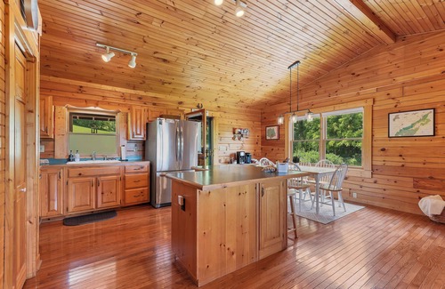 Townsend Cabin | This Beautiful Cabin with Mountain views is the Perfect getaway!
